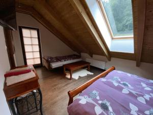 Ένα ή περισσότερα κρεβάτια σε δωμάτιο στο Koliba u Rytiera
