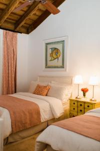 1 dormitorio con 2 camas y un cuadro en la pared en Ocean View Villa/Luxury Puerto Bahia Resort/Samaná en Santa Bárbara de Samaná