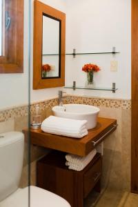 un bagno con lavandino, WC e specchio di Ocean View Villa/Luxury Puerto Bahia Resort/Samaná a Santa Bárbara de Samaná
