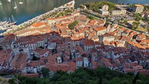 Nespecifikovaný výhled na destinaci Kotor nebo výhled na město při pohledu z penzionu