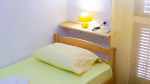 Postel nebo postele na pokoji v ubytování Guesthouse Lovćen