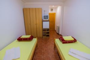 Postel nebo postele na pokoji v ubytování Guesthouse Lovćen