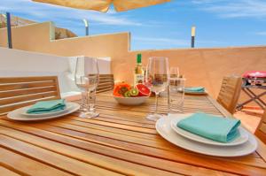 Bebidas en Finca Los Corcos con piscina By Paramount Holidays