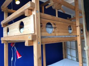 ein Etagenbett aus Holz mit einer roten Lampe in der Unterkunft Strandapartment Kapitän Prora Binz in Binz