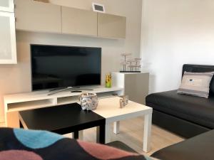 ein Wohnzimmer mit einem großen Flachbildfernseher in der Unterkunft Strandapartment Kapitän Prora Binz in Binz