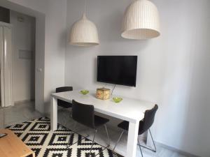 A television and/or entertainment centre at Apartamento Sevilla Alhondiga