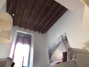 A television and/or entertainment centre at Apartamento Sevilla Alhondiga