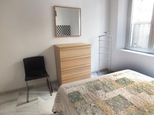 A bed or beds in a room at Apartamento Sevilla Alhondiga
