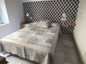 A bed or beds in a room at Apartamento Sevilla Alhondiga