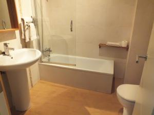 A bathroom at Apartamento Sevilla Alhondiga