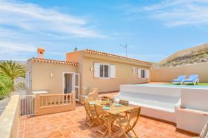 Un balcón o terraza en Finca Los Corcos con piscina By Paramount Holidays