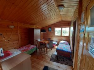 Postel nebo postele na pokoji v ubytování Domki letniskowe u Janka