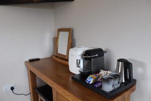 encimera de madera con cafetera y espejo en Stag Lodge, en Spean Bridge