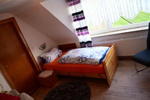 a small bedroom with a bed and a window at Haus Lisa Burg Dithmarschen am Nord Ostsee Kanal Nordsee in Burgerfeld