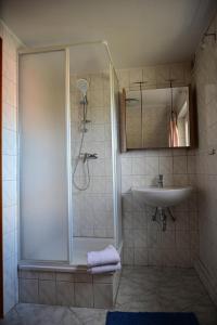 a bathroom with a shower and a sink at Haus Lisa Burg Dithmarschen am Nord Ostsee Kanal Nordsee in Burgerfeld
