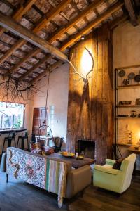- un salon avec une table et une cheminée dans l'établissement Pura vida Mae Hostel, à Yerba Buena