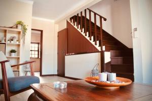 sala de estar con mesa de madera y escalera en Casa Elias en Óbidos