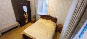 Un pat sau paturi într-o cameră la Serik & Geora Guesthouse
