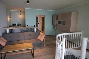 ein Wohnzimmer mit einem Tisch und einer Küche in der Unterkunft Fewo-Suite "Horizonte II" in Ascheberg