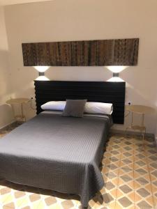 Hostal Sant Marti premium في Puig-reig: غرفة نوم بها سرير مع مصباحين