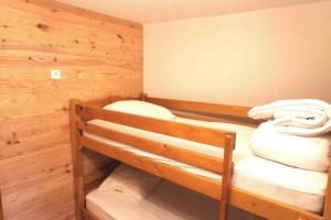 オーズにあるOz Appartement cosy 3 chambresのキャビン内の二段ベッド1台を利用する客室です。