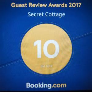ein Schild, das die Gästebewertung liest, Auszeichnungen für eine geheime Konferenz in der Unterkunft Secret Cottage Yellowstone 1 bd 2 beds dtwn #1 in Cody + 20 Fotos