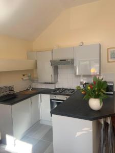 Photo de la galerie de l'établissement Kingfisher Cottage at Duffryn Mawr Cottages, à Hensol