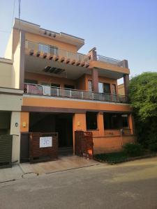 un gran edificio con balcón en una calle en Full Private House Floor with Lounge & Balcony - Townhouse - Homestay en Lahore
