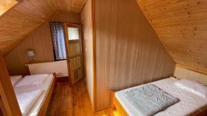a small room with two beds and a window at NAJBLIŻEJ MORZA DOM CAŁOROCZNY Jastarnia in Jastarnia