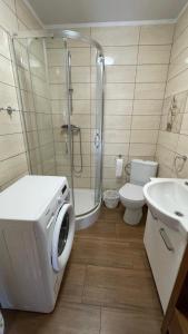a bathroom with a shower and a toilet and a sink at NAJBLIŻEJ MORZA DOM CAŁOROCZNY Jastarnia in Jastarnia +24 photos