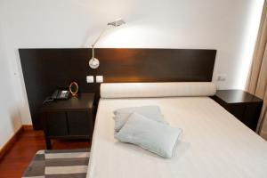Säng eller sängar i ett rum på Hotel Vila Luena