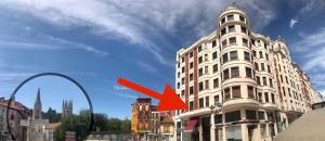 a building with a red arrow in front of it at VIENDO LA CATEDRAL desde Plaza Vega in Burgos