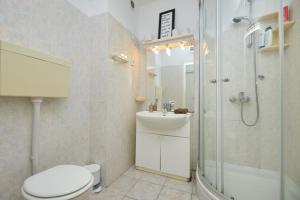 杜布羅夫尼克的住宿－Sea & the City，浴室配有卫生间、盥洗盆和淋浴。
