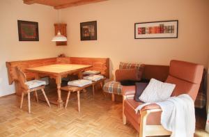 a living room with a table and a couch at Ferienhaus Sohrmühle in Niederbrobritzsch