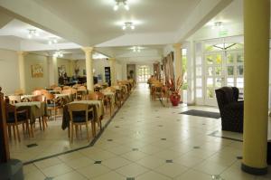 فندق هوكسون في لوجان: غرفة طعام مع طاولات وكراسي في مطعم