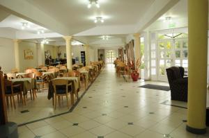 une salle à manger avec des tables et des chaises dans un restaurant dans l'établissement Hotel Hoxon, à Luján