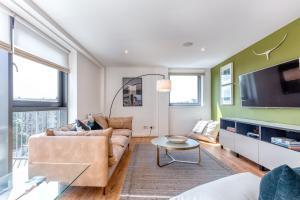 a living room with a couch and a tv at SECC Hydro Executive 7 Apartment in Glasgow