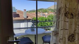 Pokój z balkonem ze stołem i krzesłami w obiekcie Villa Katerina w mieście Korcza