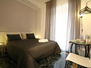 1 dormitorio con cama, mesa y ventana en Kalefati Palace Loc.Turistica en Bari