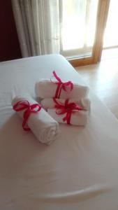 萨莱诺V I P Suites Cielo Stellato on Concordia Sea的床上有一组带蝴蝶结的毛巾