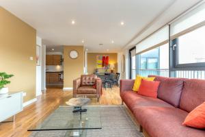格拉斯哥的住宿－SECC Hydro Executive 7 Apartment，客厅配有沙发和桌子
