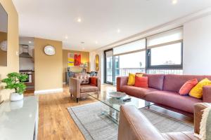 ein Wohnzimmer mit einem Sofa und einem Tisch in der Unterkunft SECC Hydro Executive 7 Apartment in Glasgow