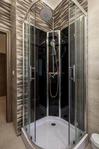 prysznic ze szklaną obudową w łazience w obiekcie Apartments Vila Belvedere w mieście Rijeka