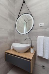 里耶卡的住宿－Apartments Vila Belvedere，浴室设有白色水槽和镜子
