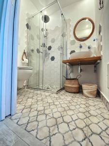 bagno con doccia, lavandino e servizi igienici di Faro - Conte di CapoTesta a Santa Teresa di Gallura