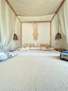 Un pat sau paturi într-o cameră la Faro - Conte di CapoTesta