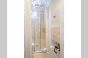 uma casa de banho com um chuveiro e um WC. em Appartamento incantevole nel centro di Arezzo em Arezzo
