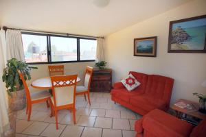 sala de estar con sofá rojo y mesa en Majikal B&B - Mirador en Puebla