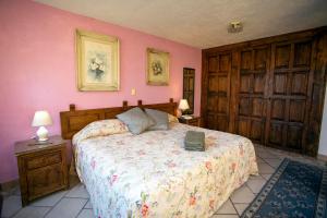 1 dormitorio con 1 cama, 2 mesitas de noche y 2 lámparas en Majikal B&B - Mirador en Puebla