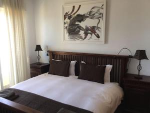 1 dormitorio con 1 cama y una foto en la pared en Belvilla by OYO Apartament Altea Mar, en Altea